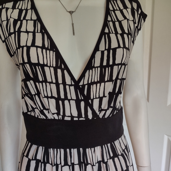 Max & Cleo Black Gray & White Dress Deep V-neck szS EUC - Picture 7 of 10